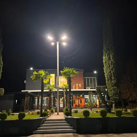 Gysi's & Restaurant - Near Tirana 4* Tapize