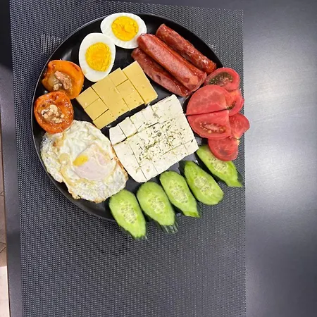 Gysi's & Restaurant - Near Tirana ホテル 4*
